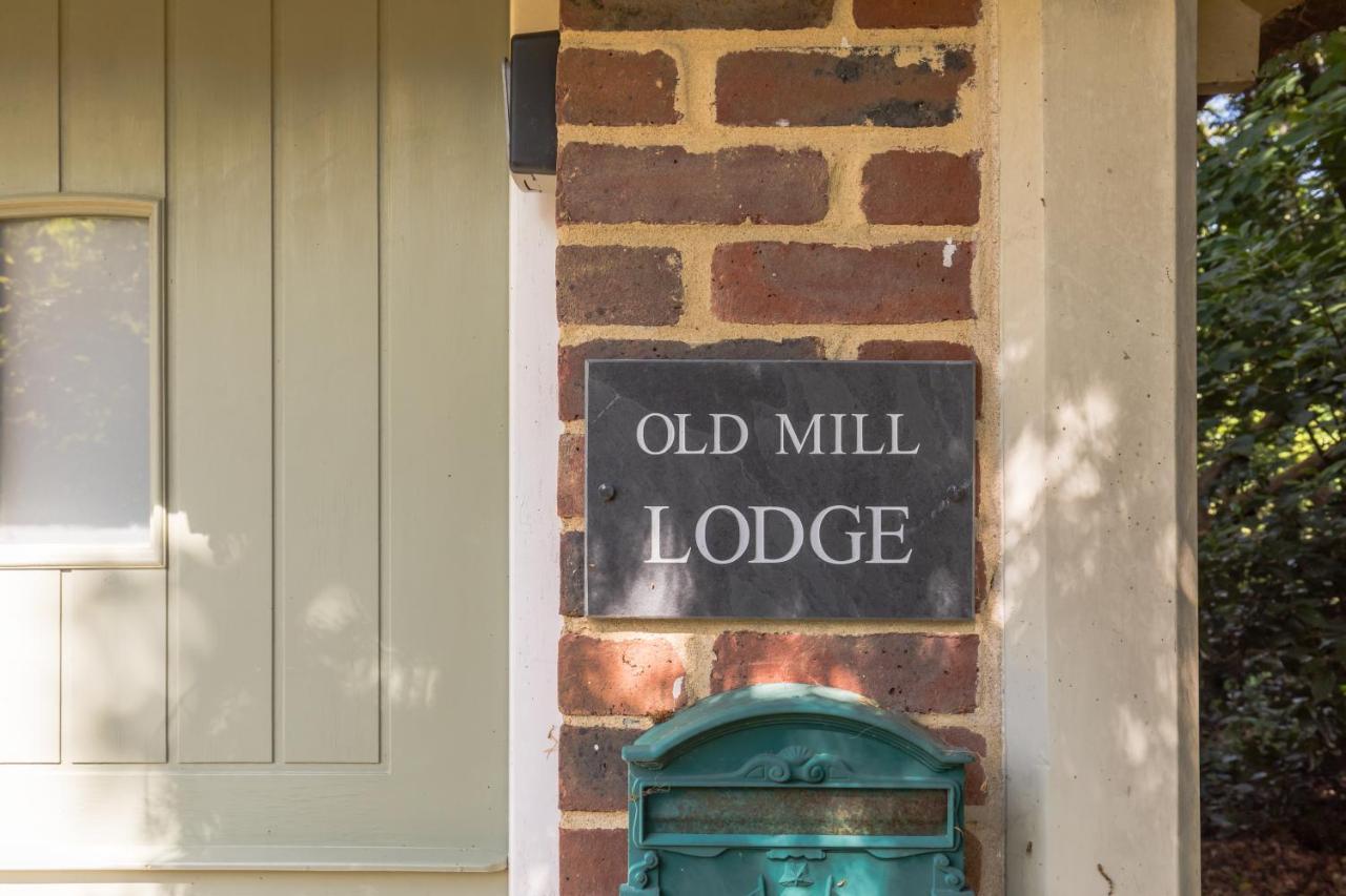 Old Mill Lodge By Huluki Sussex Stays Hurstpierpoint Exterior foto